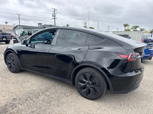 Used 2025 Tesla Model Y Long Range RWD image 8