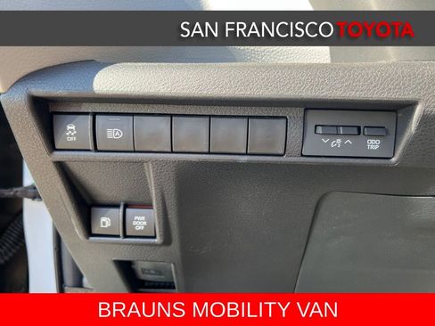 Used 2026 Toyota Sienna XLE FWD image 42