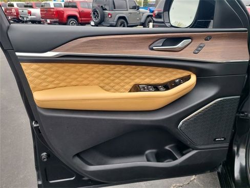 Used 2023 Jeep Grand Cherokee L Summit w/ Luxury Tech Group V image 15