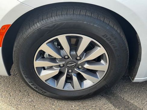 Certified 2024 Chrysler Pacifica Select image 10