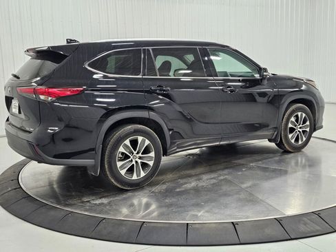 Used 2022 Toyota Highlander XLE AWD/4WD image 5