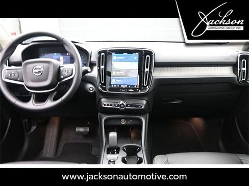 Certified 2025 Volvo XC40 B5 Core w/ Protection Package Premier image 9