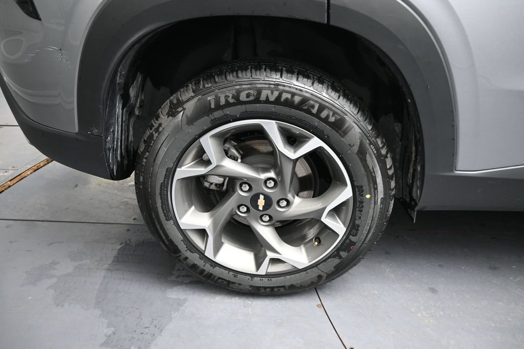 Used 2025 Chevrolet Trax LT FWD image 16