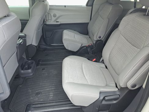 Used 2022 Toyota Sienna LE FWD image 14