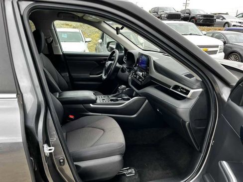 Used 2024 Toyota Highlander LE image 19