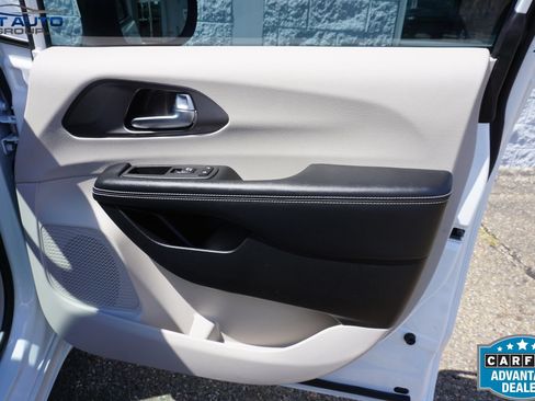 Used 2023 Chrysler Pacifica Touring-L FWD image 26