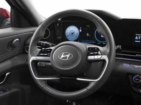 Used 2025 Hyundai Elantra SEL FWD image 14