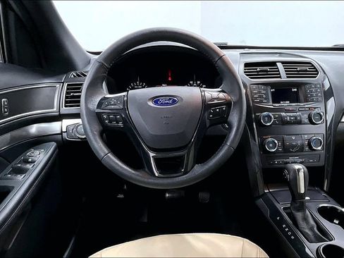 Used 2019 Ford Explorer XLT FWD image 6