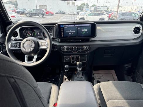 Used 2025 Jeep Wrangler Unlimited Sahara AWD/4WD image 10