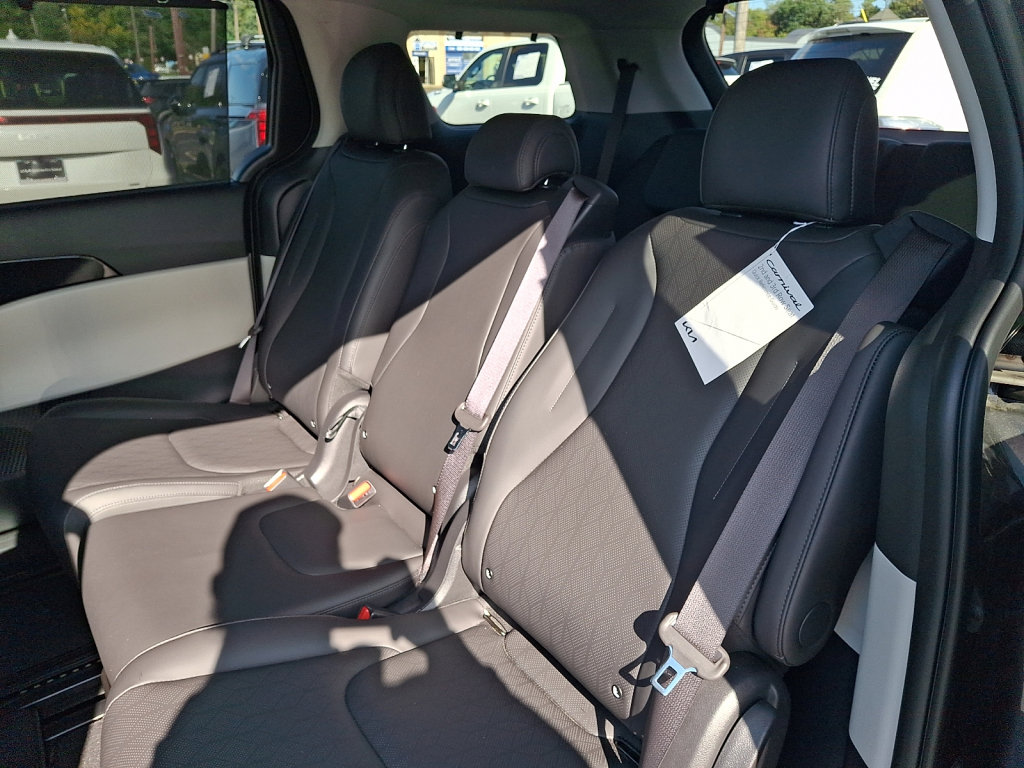 Used 2024 Kia Carnival EX FWD image 20