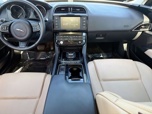 Used 2018 Jaguar XE Premium image 17