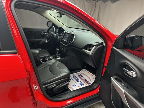 Used 2018 Jeep Cherokee Trailhawk w/ Cold Weather Group AWD/4WD image 21