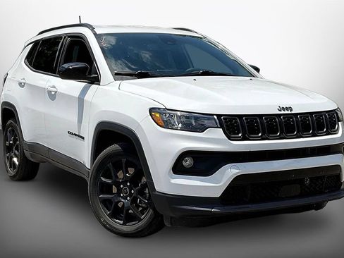 Used 2025 Jeep Compass Latitude w/ Convenience Group AWD/4WD image 3