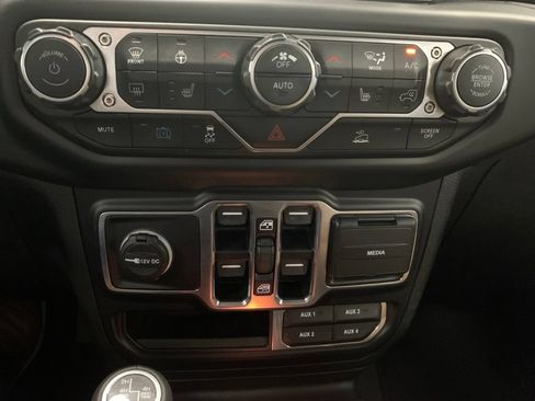 Used 2023 Jeep Wrangler Unlimited Sahara w/ Cold Weather Group AWD/4WD image 18