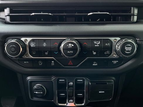 Used 2025 Jeep Gladiator Sport image 25