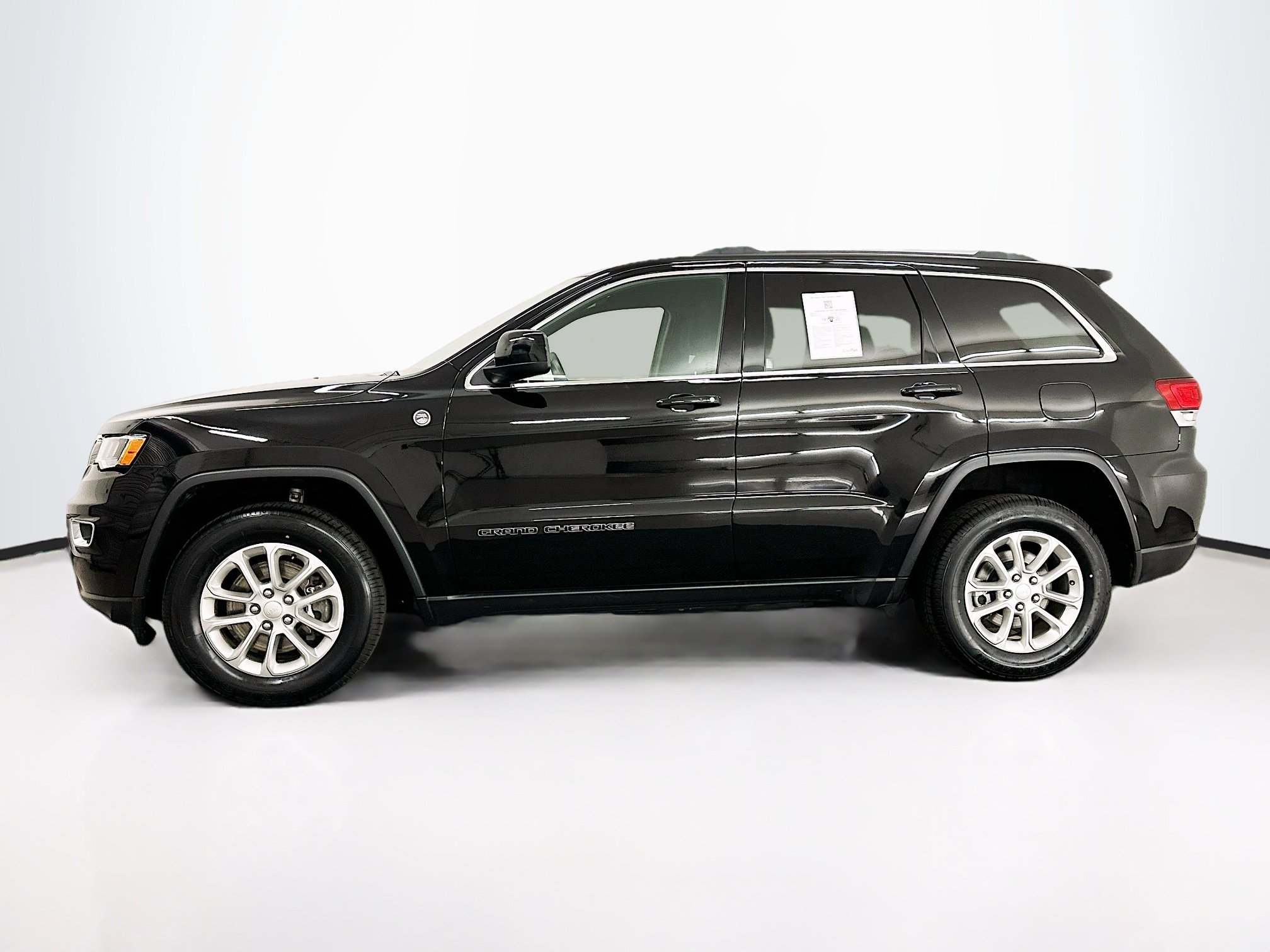Used 2021 Jeep Grand Cherokee Laredo AWD/4WD image 4