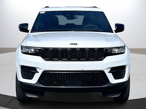 Used 2023 Jeep Grand Cherokee Altitude image 3