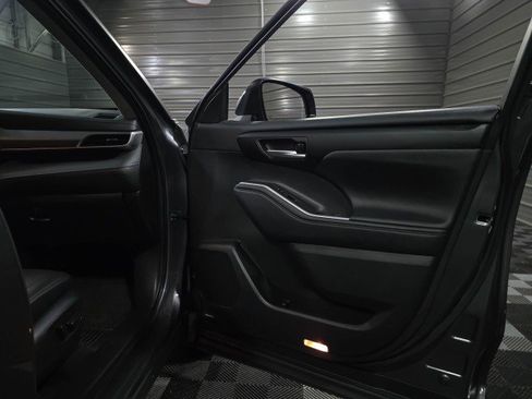 Used 2023 Toyota Highlander XLE image 37