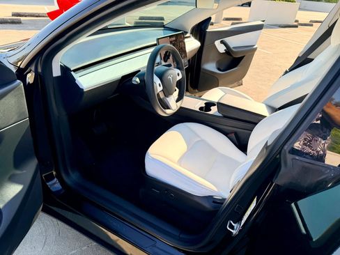 Used 2021 Tesla Model Y Long Range AWD/4WD image 19