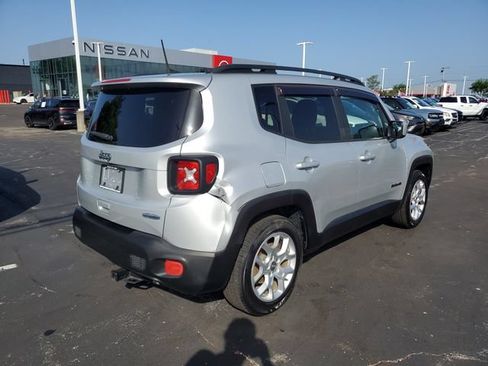 Used 2018 Jeep Renegade Latitude FWD image 4