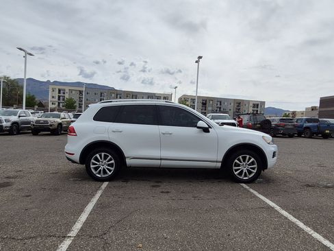 Used 2014 Volkswagen Touareg Sport image 6