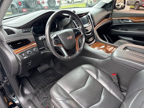 Used 2020 Cadillac Escalade Premium Luxury image 40