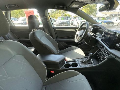 Used 2025 Volkswagen Jetta Sport image 3