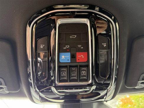 Used 2022 Jeep Grand Cherokee Overland w/ Luxury Tech Group IV image 8