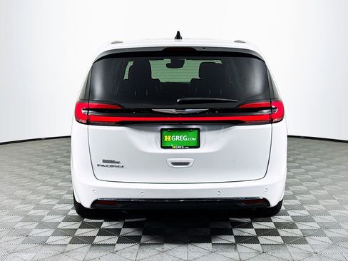 Used 2023 Chrysler Pacifica Touring-L image 8