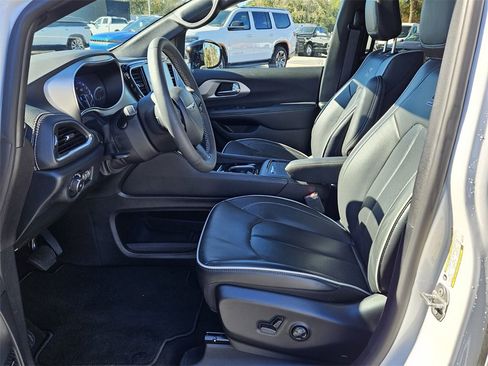 Used 2024 Chrysler Pacifica Limited w/ Uconnect Theater Family Group image 10