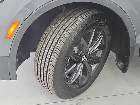 Used 2024 Volkswagen Tiguan SE image 33