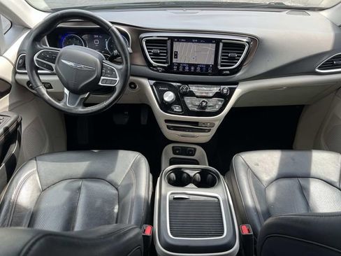 Used 2019 Chrysler Pacifica Touring-L Plus FWD image 17