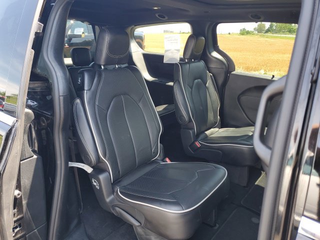 Used 2026 Chrysler Pacifica Limited FWD image 23