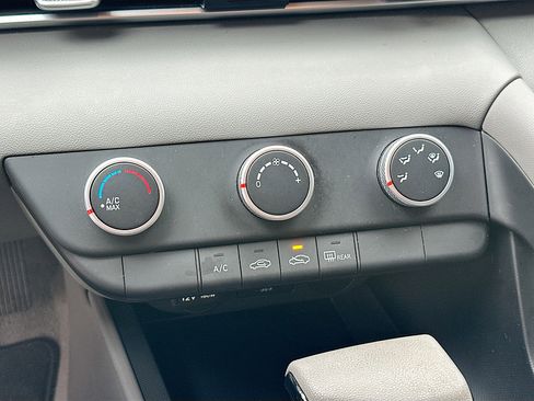 Used 2024 Hyundai Elantra SE image 23