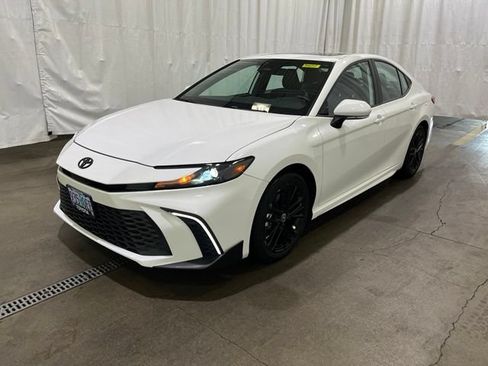 Used 2025 Toyota Camry SE w/ Convenience Package AWD/4WD image 8