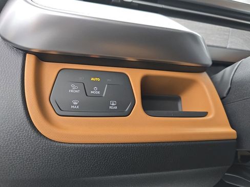 Used 2025 Volkswagen ID. Buzz Pro S Plus image 38