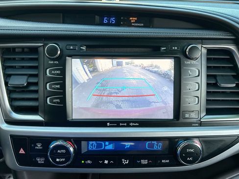 Used 2019 Toyota Highlander XLE AWD/4WD image 19