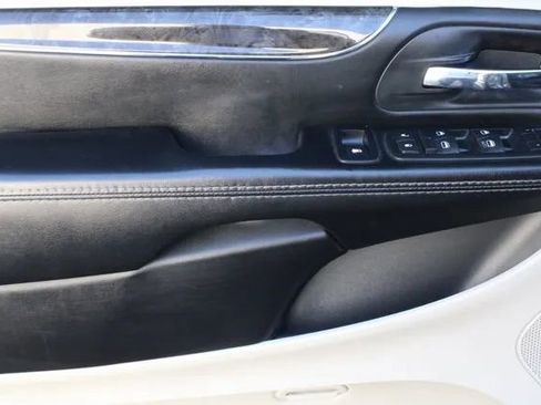 Used 2015 Chrysler Town & Country Touring image 6