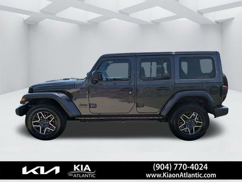 Used 2025 Jeep Wrangler Unlimited Sahara AWD/4WD image 12