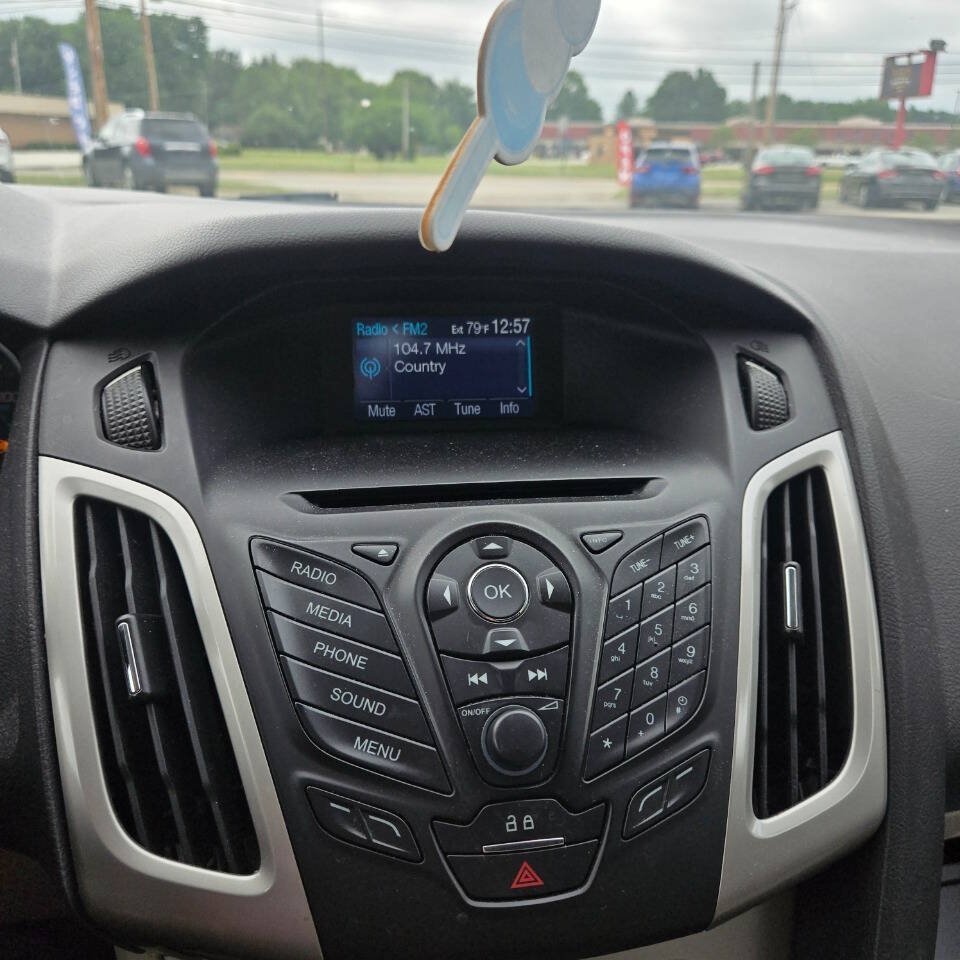 Used 2014 Ford Focus SE w/ SE Winter Package FWD image 10