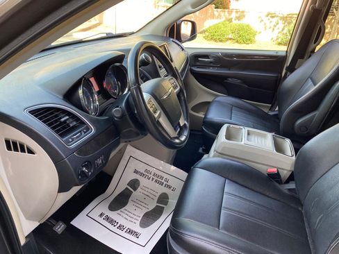 Used 2016 Chrysler Town & Country Touring image 32