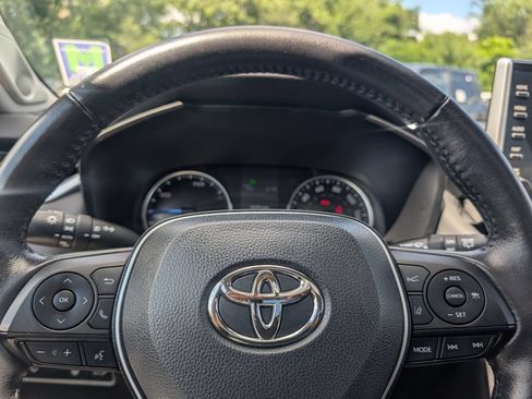 Used 2022 Toyota RAV4 XLE Premium AWD/4WD image 25