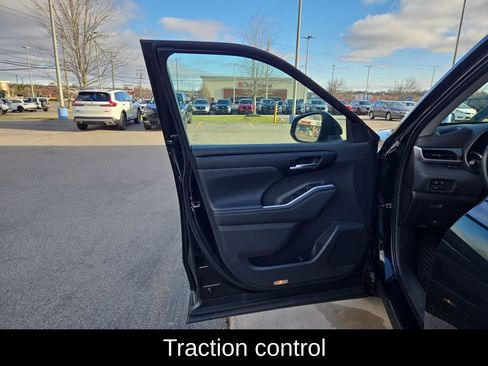 Used 2023 Toyota Highlander XLE image 12