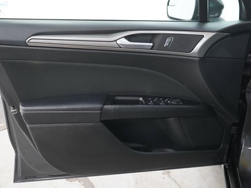 Used 2017 Ford Fusion SE w/ Fusion SE Technology Package FWD image 18