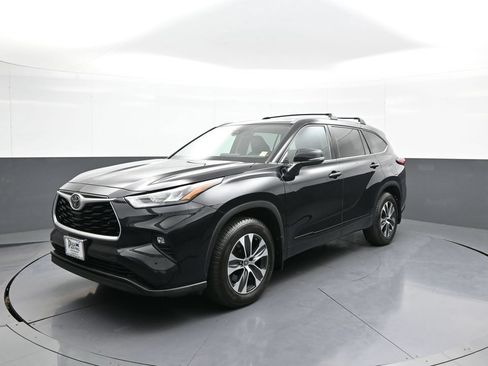 Certified 2020 Toyota Highlander XLE AWD/4WD image 10
