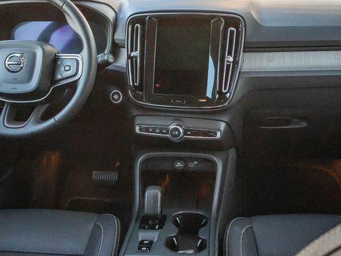 Used 2025 Volvo XC40 B5 Core image 23