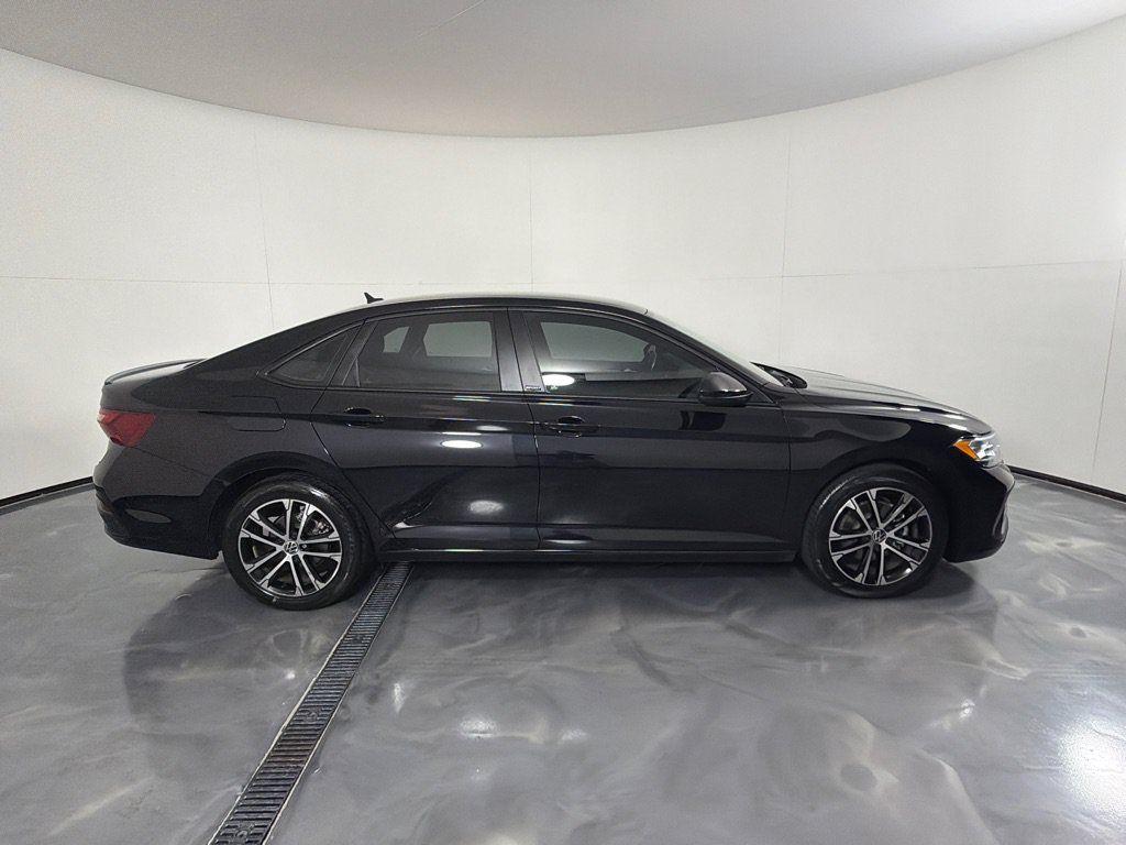 Used 2023 Volkswagen Jetta Sport FWD image 4