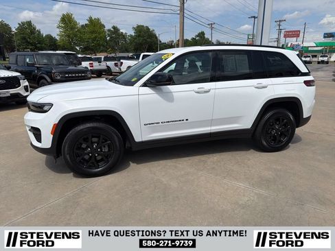 Used 2025 Jeep Grand Cherokee Altitude AWD/4WD image 5
