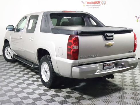 Used 2009 Chevrolet Avalanche LT w/ Luxury Package AWD/4WD image 13