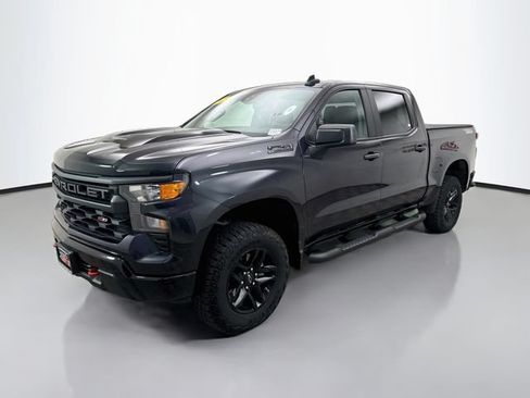 Used 2023 Chevrolet Silverado 1500 Custom Trail Boss w/ LPO, Dark Essentials Package AWD/4WD image 3